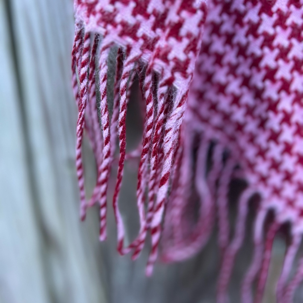 LORD AND TAYLOR Houndstooth Pink and Red Lightweight Fringe Poncho One Size - Picture 4 of 10